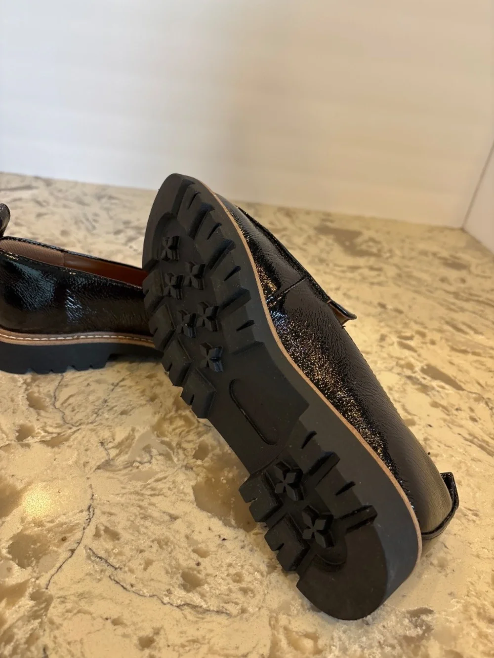 Comforting Align Lindee Black Patent Leather Lug Sole Loafers 6W